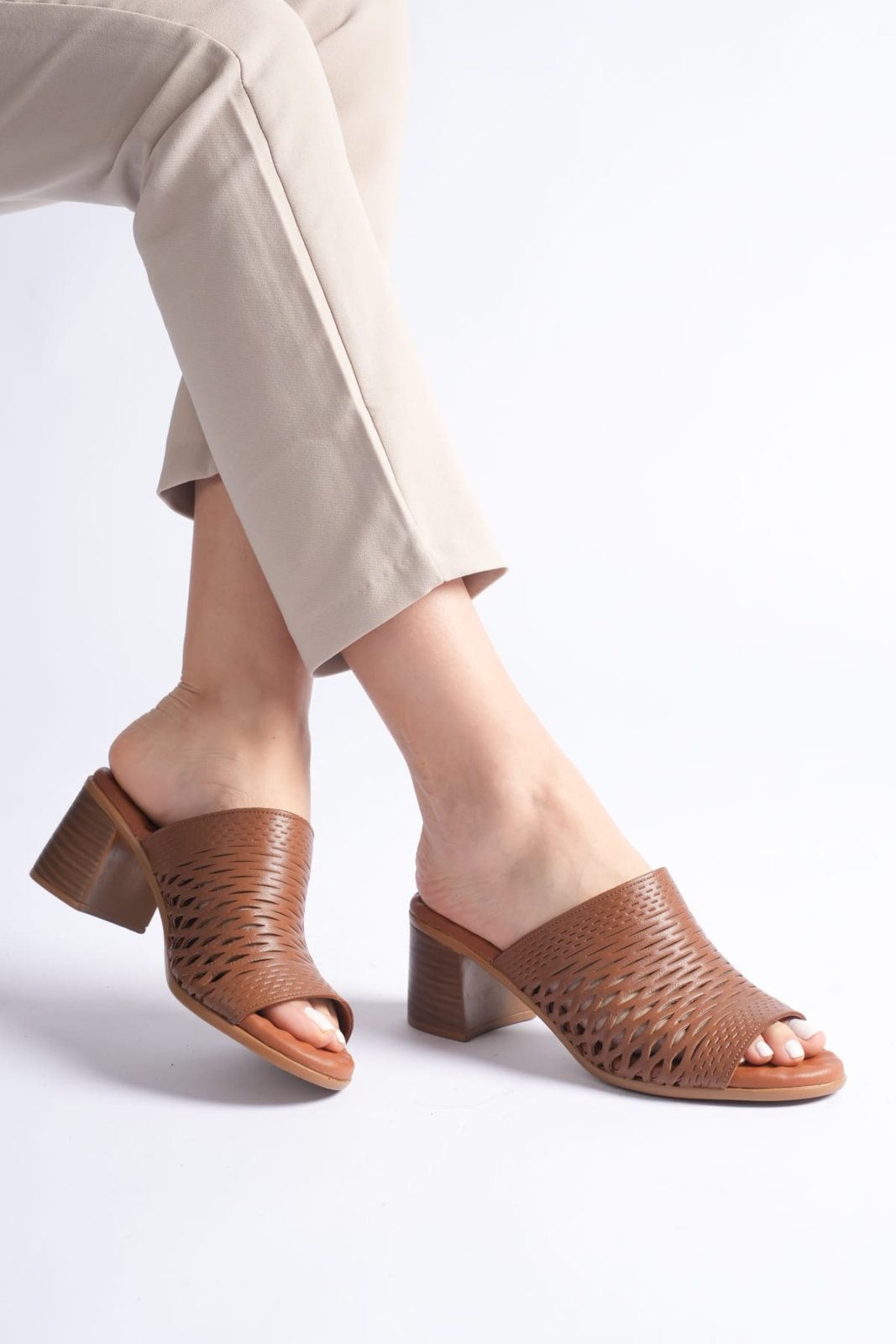 Genuine Leather Woman Slipper 11